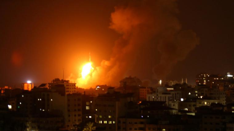 Israel ataca objetivos en Gaza en respuesta a los cohetes cohetes lanzados por los palestinos
