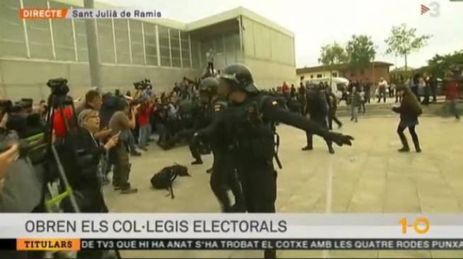 La policía y la Guardia Civil ante la pasividad de los mossos, llega a los colegios donde ya se empieza a votar