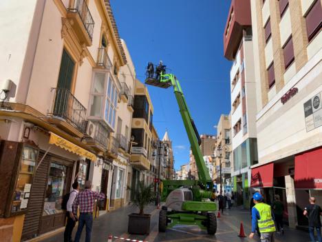 El Ayuntamiento de Lorca retoma la colocación de toldos en varias calles peatonales del centro para incrementar las zonas de sombra y reducir la temperatura en los meses de verano