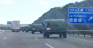 Defensa envia un convoy con material al destacamento de Sant Boi por si Policía y Guardia Civil lo necesitan.