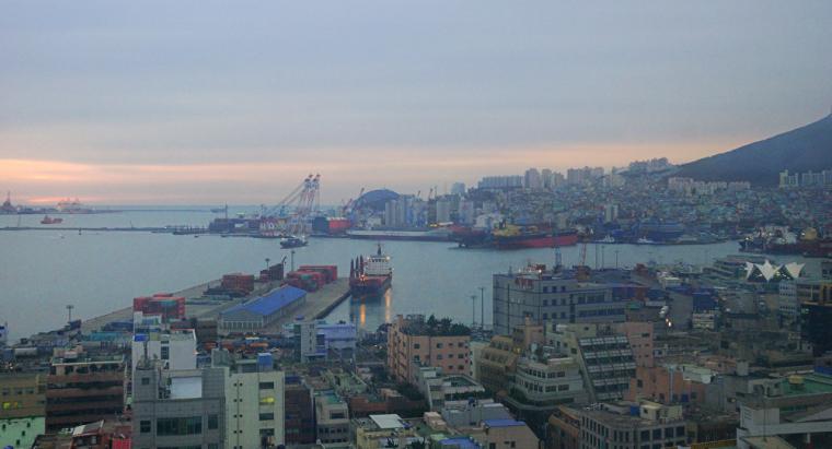 Un buque ruso se estrella contra un puente en Corea del Sur 