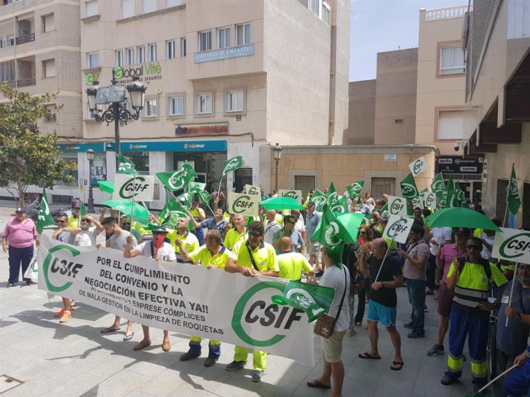 Trabajadores de Urbaser Roquetas convocan movilizaciones en agosto ante la negativa de la empresa de actualizar los salarios