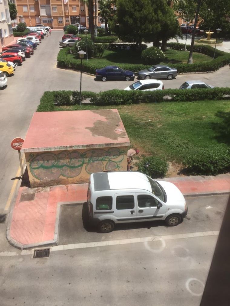 Indignación vecinal por la falta de vigilancia que ha convertido la Plaza Nuestra Sra. de la Luz del Zapillo en Almería, en un “meadero”
