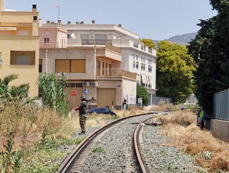 El Ayuntamiento de Lorca asume el desbroce y la limpieza del trazado de la línea del ferrocarril a su paso por el casco urbano
