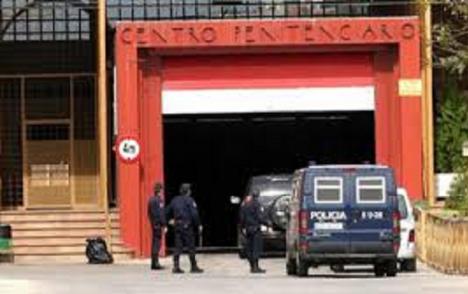 Funcionario arriesga su vida para salvar a un interno en brutal ataque en prisión