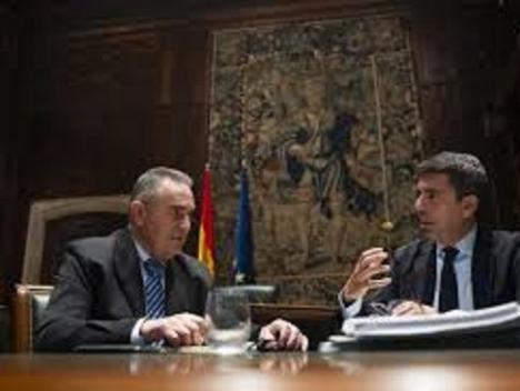 Mientras los valencianos siguen retirando barro, Mazón se aprovecha de la desgracia para llenar los bolsillos de los suyos