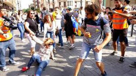 La Policía Nacional detiene al agresor de la mujer que sacó una bandera de España en las protestas de Tarragona
 