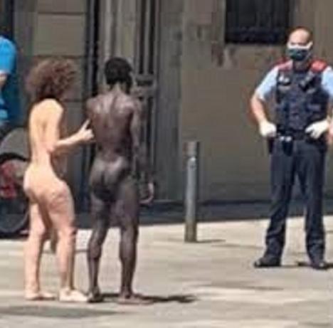 Los Mosssos interceptan en una calle de Barcelona a una pareja desnuda y detienen al varón por delito sexual