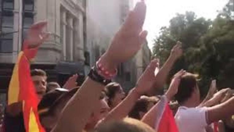 La policía sanciona a ocho jóvenes de ultraderecha que cantaban el Cara al Sol sin mascarilla en Córdoba