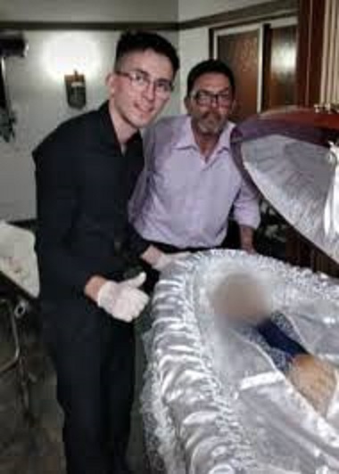 Los selfies con el cadáver de Diego Maradona, realizadas por unos trabajador de la funeraria se viralizan en la red