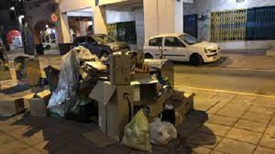 ÚLTIMA HORA : Atacan a los trabajadores del servicio de recogida de basuras de Almería lanzándoles botellas de cristal y una tostadora 