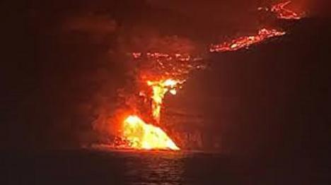 La lava del volcán de Cumbre Vieja llega al Océano Atlántico