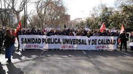 Miles de madrileños se manifiestan en Cibeles para oponersa a la política sanitaria de Ayuso y exigir el mantenimiento de la Sanidad pública