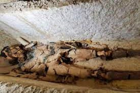 Un equipo de arqueólogos descubre una momia con 4.300 años de antigüedad cubierta de oro