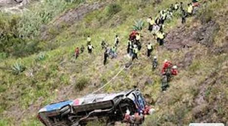Al menos 17 muertos y 14 heridos tras caer un autobús por precipicio en Perú
