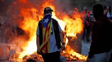 Noche de terror en Barcelona, los manifestantes prenden fuego a un vehículo de la policía con agentes dentro