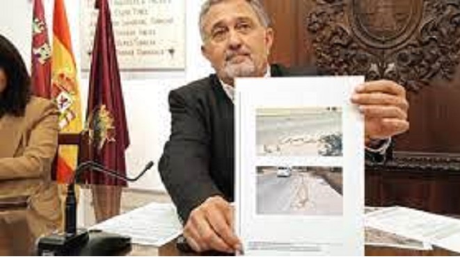 El PP “exige” que el arreglo del cruce de la carretera del Hinojar, en La Hoya, incluya la reparación del tramo de acera que comunica con la antigua nacional 340