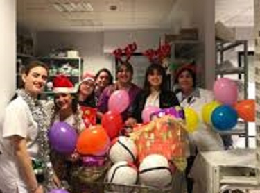 Estudiantes de la Facultad de Ciencias Sociosanitarias de Lorca realizan una entrega solidaria de juguetes a niños del Hospital Universitario 'Rafael Méndez' con motivo de las fiestas navideñas