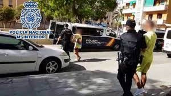 La Policía Nacional desmantela dos puntos de venta de droga y arresta a cuatro personas en Alicante