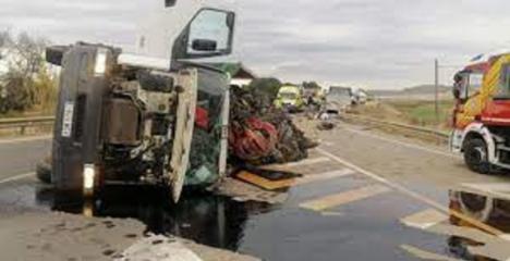 Accidente en Lorca: Un camión vuelca sobre un autobús dejando 13 heridos y una mujer fallecida