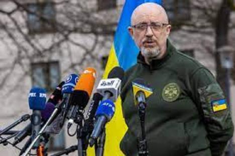 Exministro de Defensa ucraniano huye con mil millones de dólares del gobierno antes de ser destituido