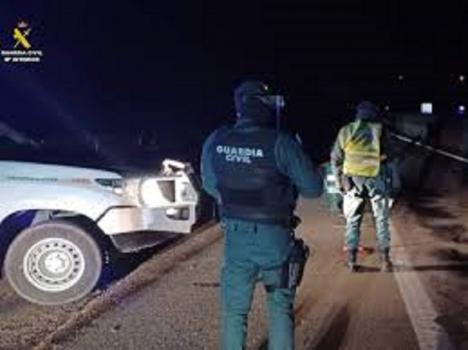 Dos individuos abren fuego contra un local en Mijas y escapan en un vehículo