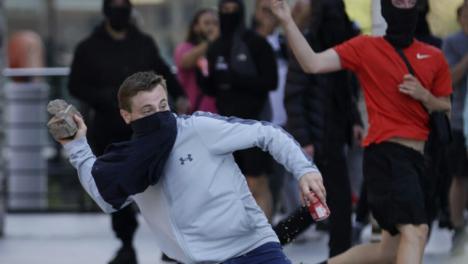Caos en las calles británicas. Las protestas de extrema derecha se convierten en una batalla campal