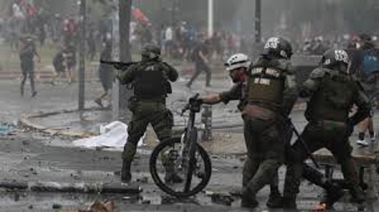SANTIAGO DE CHILE: enfrentamientos entre policía y manifestantes