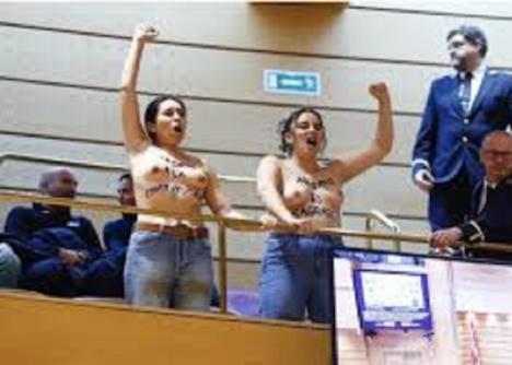 Activistas de Femen desnudan su protesta contra la cumbre antiabortista y son desalojadas por el presidente