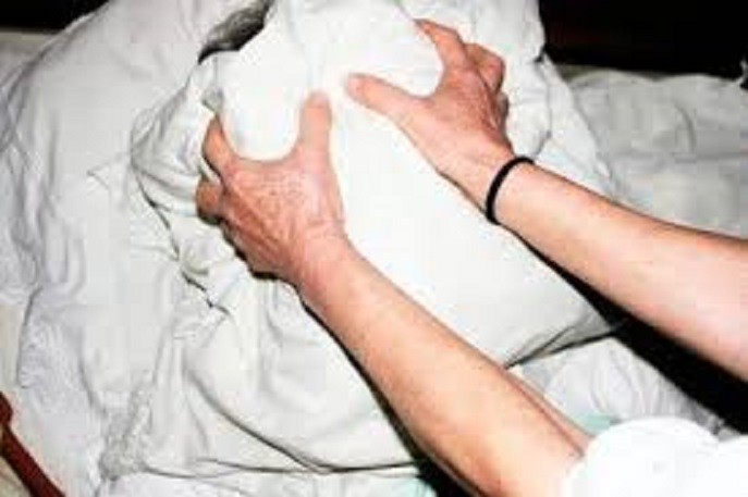 Un trabajador del Hospital de Alcorcón intenta asfixiar a una enfermo con la almohada