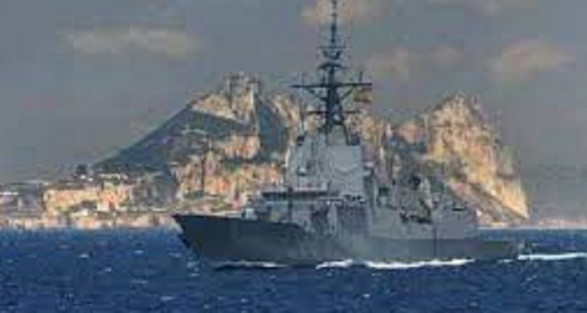 La armada española ha situado a uno de sus buques en las aguas que rodean el Peñón