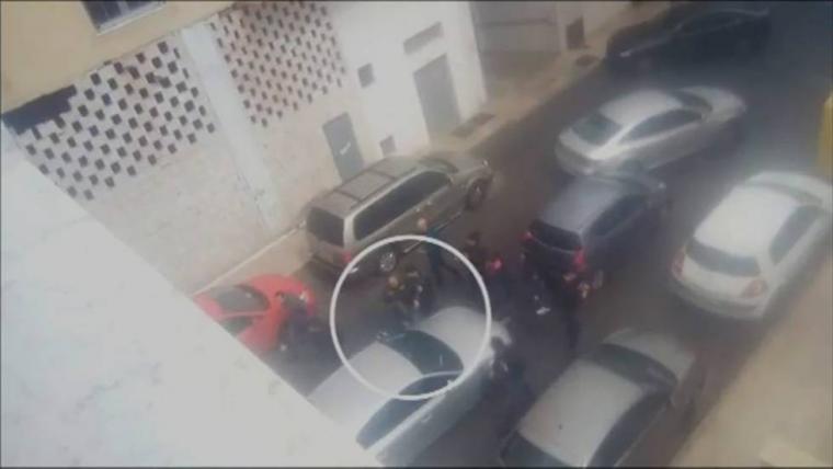  Ana Julia Quezada iba conduciendo el coche, con el cadáver del niño en el maletero, mientras habla con un periodista.