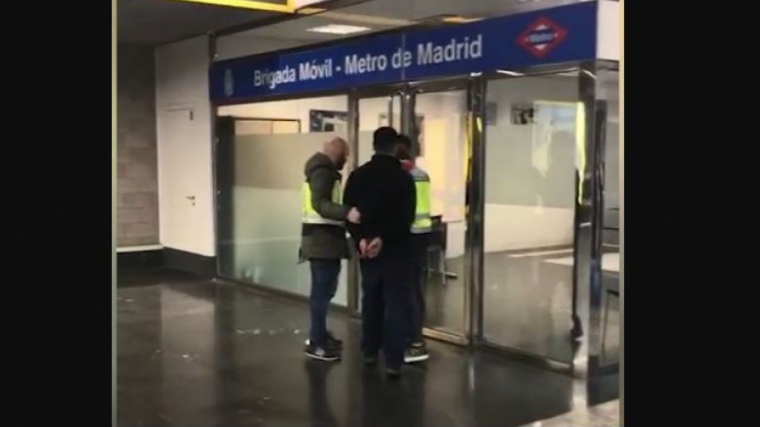 Detenido el hombre que agredió a su pareja en el metro de Madrid tras la queja en twitter de una pasajera
 