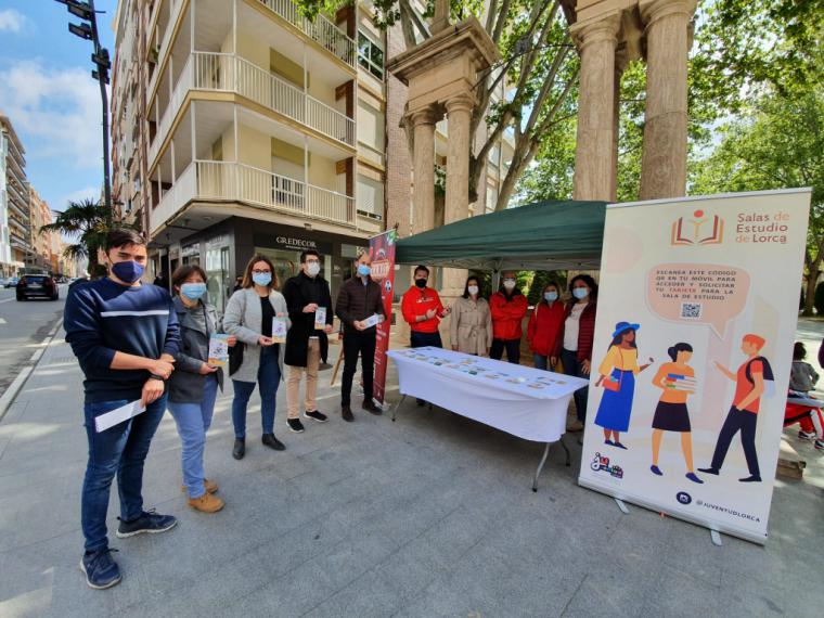 La Concejalía de Juventud de Lorca instala un punto informativo en La Alameda de la Constitución para conmemorar el Día Europeo de la Información Juvenil
