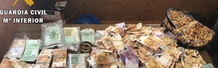 La Guardia Civil encuentra 250.000 euros esparcidos por el arcén de la autovía A-4
 