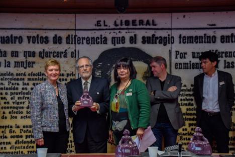 El editor Manuel Domínguez Moreno recibe el “Premio Menina” en el Senado por su compromiso por la igualdad