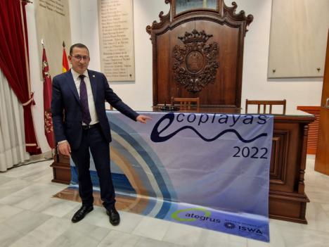 El compromiso del Ayuntamiento de Lorca con el cuidado de sus playas consigue la renovación de la bandera ‘Ecoplayas’ de la Cala de Calnegre