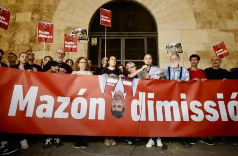 Mazón que comparece ante Les Corts dispuesto a dejar caer a sus aliados para salvar su carrera