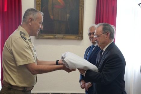 El comandante general entrega la bandera de Ceuta a Vivas en un emotivo acto