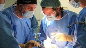 El Clínico San Carlos de Madrid añade tecnología robótica para cirugías de rodilla