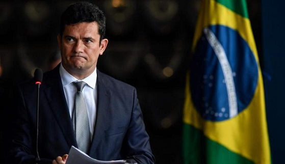 El exministro de Justicia brasileño Sergio Moro acusa a Bolsonaro de intentar presionar a la Justicia del país.