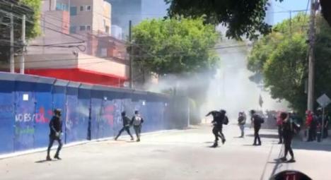 Un grupo de encapuchados atacan la Embajada de EEUU en México 