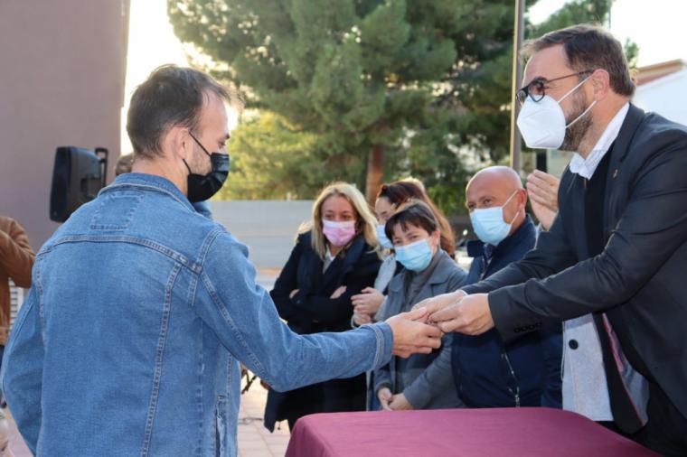 El alcalde de Lorca hace entrega de las 19 primeras llaves a las familias resultantes adjudicatarias de las viviendas de titularidad municipal en el Barrio de San Fernando