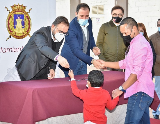 El alcalde de Lorca hace entrega de las 19 primeras llaves a las familias resultantes adjudicatarias de las viviendas de titularidad municipal en el Barrio de San Fernando