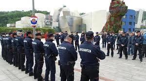 


Homenaje al ertzaina asesinado por ETA en el Guggenheim
 

 



