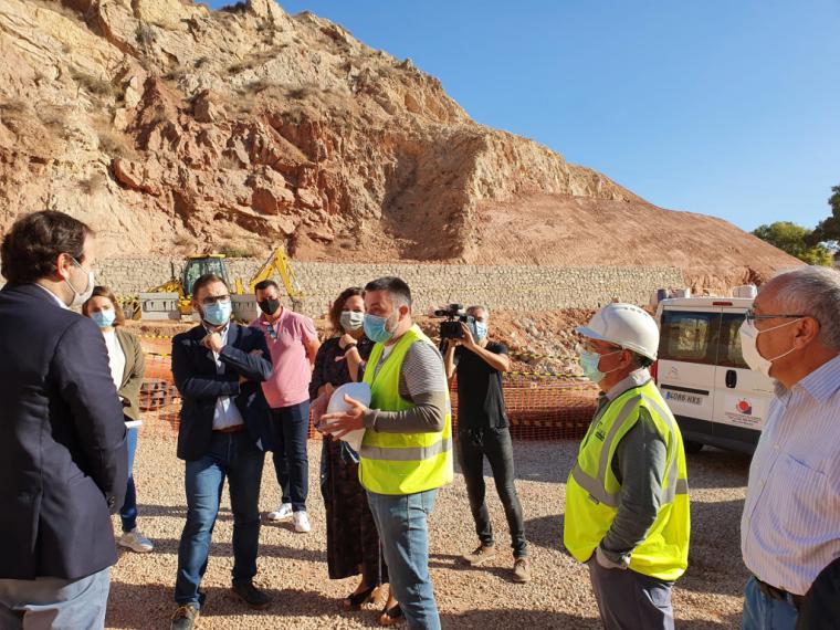 El alcalde de Lorca destaca la importancia de recuperar la histórica Ermita de San Lázaro y su entorno durante su visita a las obras de regeneración que se están ejecutando