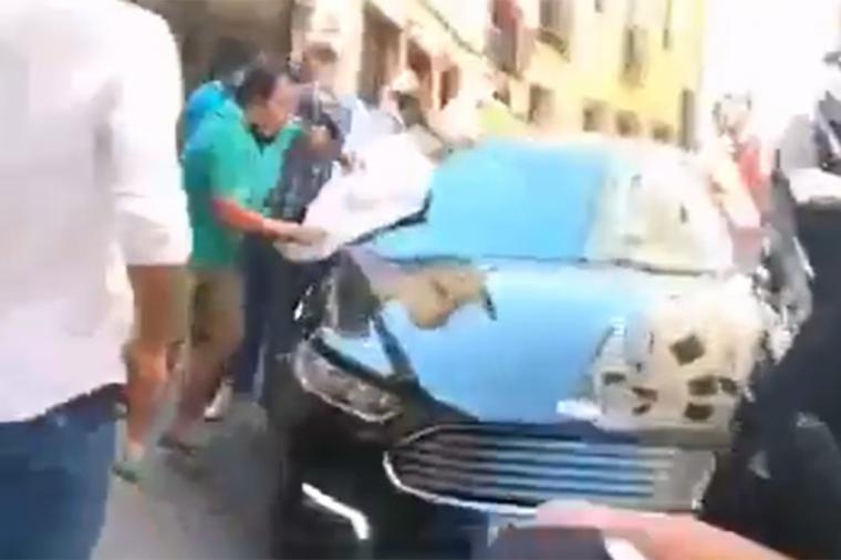 Un grupo de taurinos golpean en Toledo el coche de la ministra Yolanda Díaz al grito de 'puta' y 'golfa de mierda'