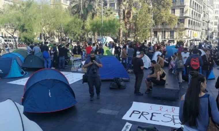  Los acampados de plaça Universitat, desalojados 