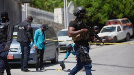 La policía de Haití mata a cuatro supuestos asesinos del presidente de Haití y detiene a dos
 