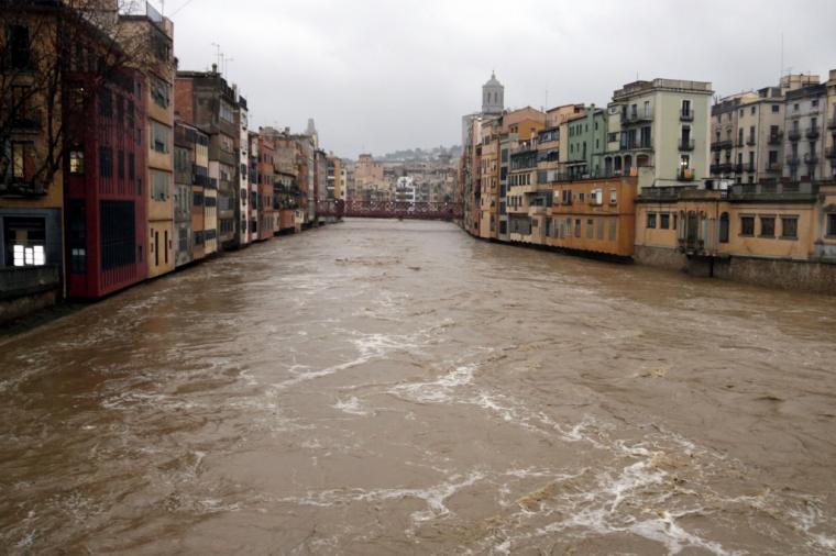 En Girona salta la alarma por el riesgo de desbordamiento del río Onyar